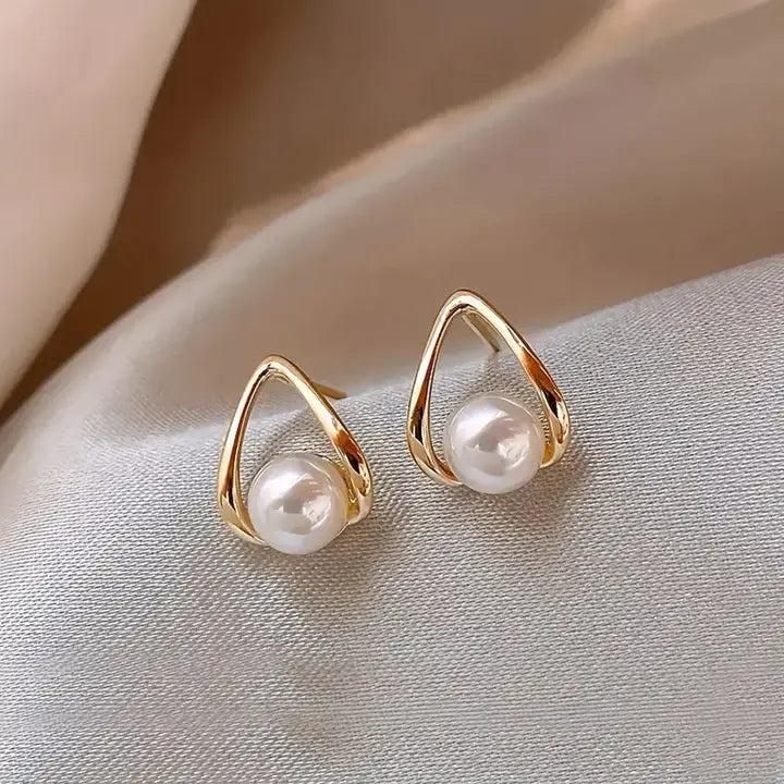 Hollow Triangular Pearl Earrings